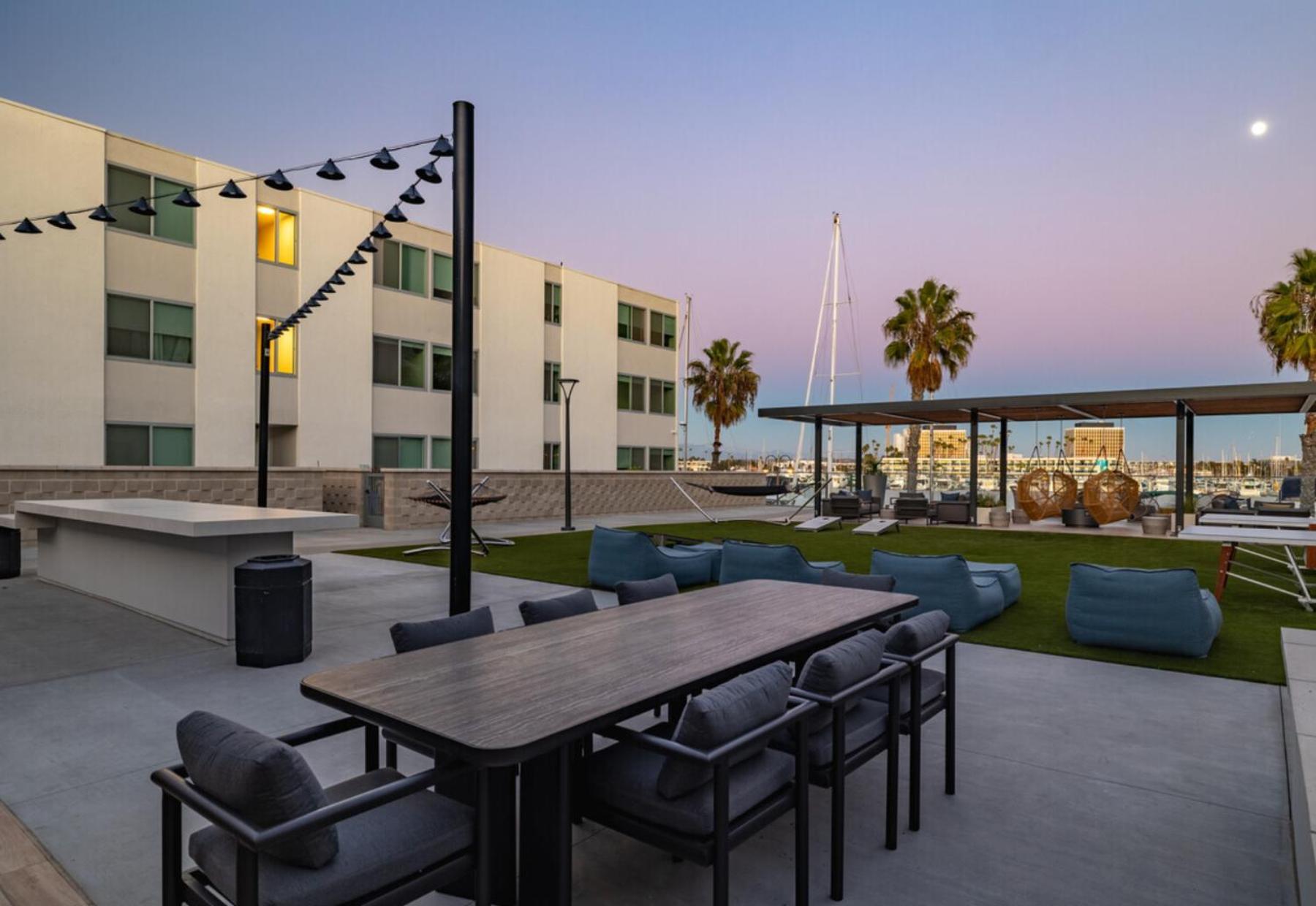 Jade Breeze - Elegant 2br Near Water Outstanding Amenities Apartment